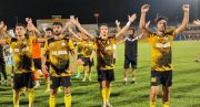 شادی نیمکت و بازیکنان با هواداران پس از برد(ویدیو)
